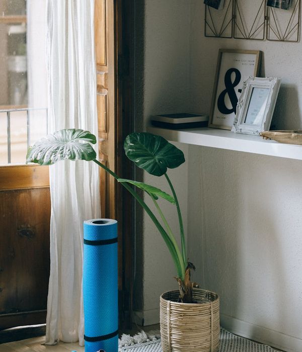 Woman in a fluid cardio movement in a bright, minimalist room.
